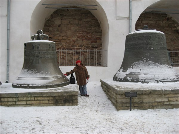 Колокола, с разркшенной гитлеровцами колокольни Софийского собор